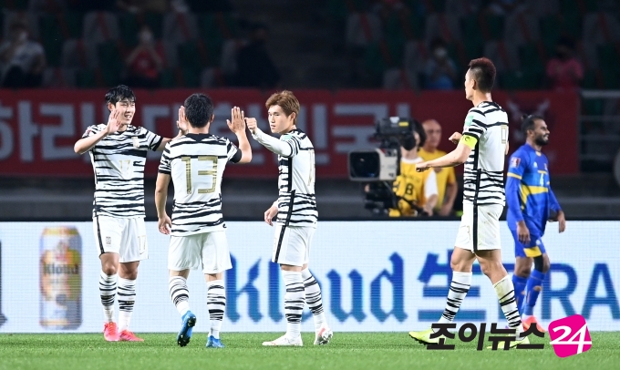 9일 오후 경기도 고양종합운동장에서 2022 FIFA 카타르 월드컵 아시아지역 2차예선 대한민국과 스리랑카의 경기가 펼쳐졌다. 한국 이동경이 두 번째 골읗 넣은 후 기뻐하고 있다.