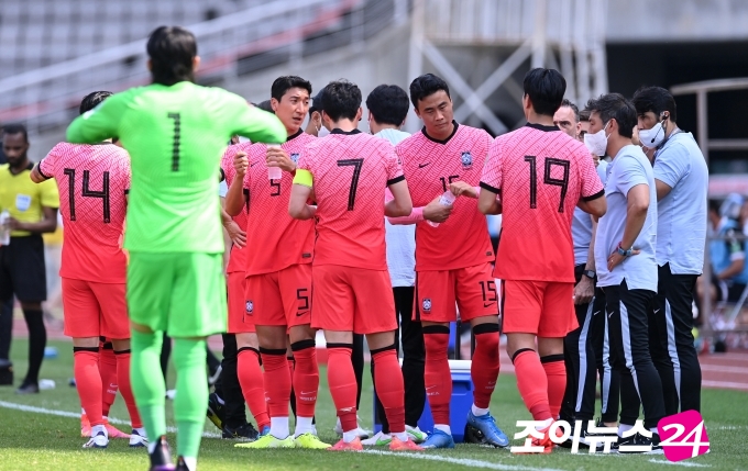 13일 오후 경기도 고양종합운동장에서 2022 FIFA 카타르 월드컵 아시아지역 2차예선 대한민국과 레바논의 경기가 펼쳐졌다. 한국 선수들이 전반전 워터 브레이크 때 물을 마시고 있다.