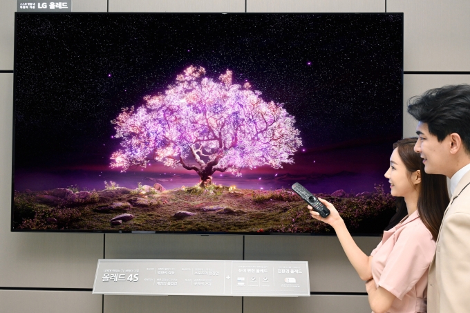 LG전자는 83형 올레드 TV(모델명: 83C1)를 이달 한국과 미국을 시작으로 글로벌 시장에 본격 출시한다고 20일 밝혔다. [사진=LG전자]