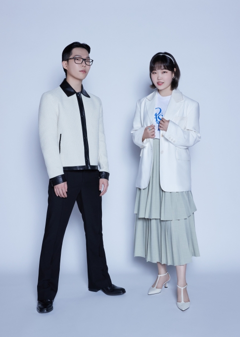 AKMU(악뮤)가 26일 오후 컬래버레이션 앨범 'NEXT EPISODE' 발매 기념 기자간담회를 열고 새 앨범을 소개했다. [사진=YG엔터테인먼트 ]