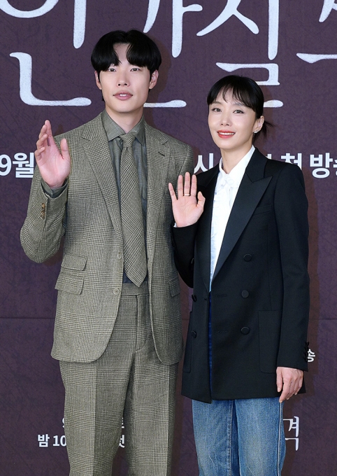 배우 류준열과 전도연이 2일 온라인으로 진행된 JTBC 10주년 특별기획 '인간실격'(김지혜 극본, 허진호 박홍수 연출) 제작발표회에 참석해 포즈를 취하고 있다. [사진=JTBC]